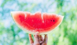 吃瓜网红照片怎么拍的,揭秘网红吃瓜照片的拍摄技巧与构图艺术